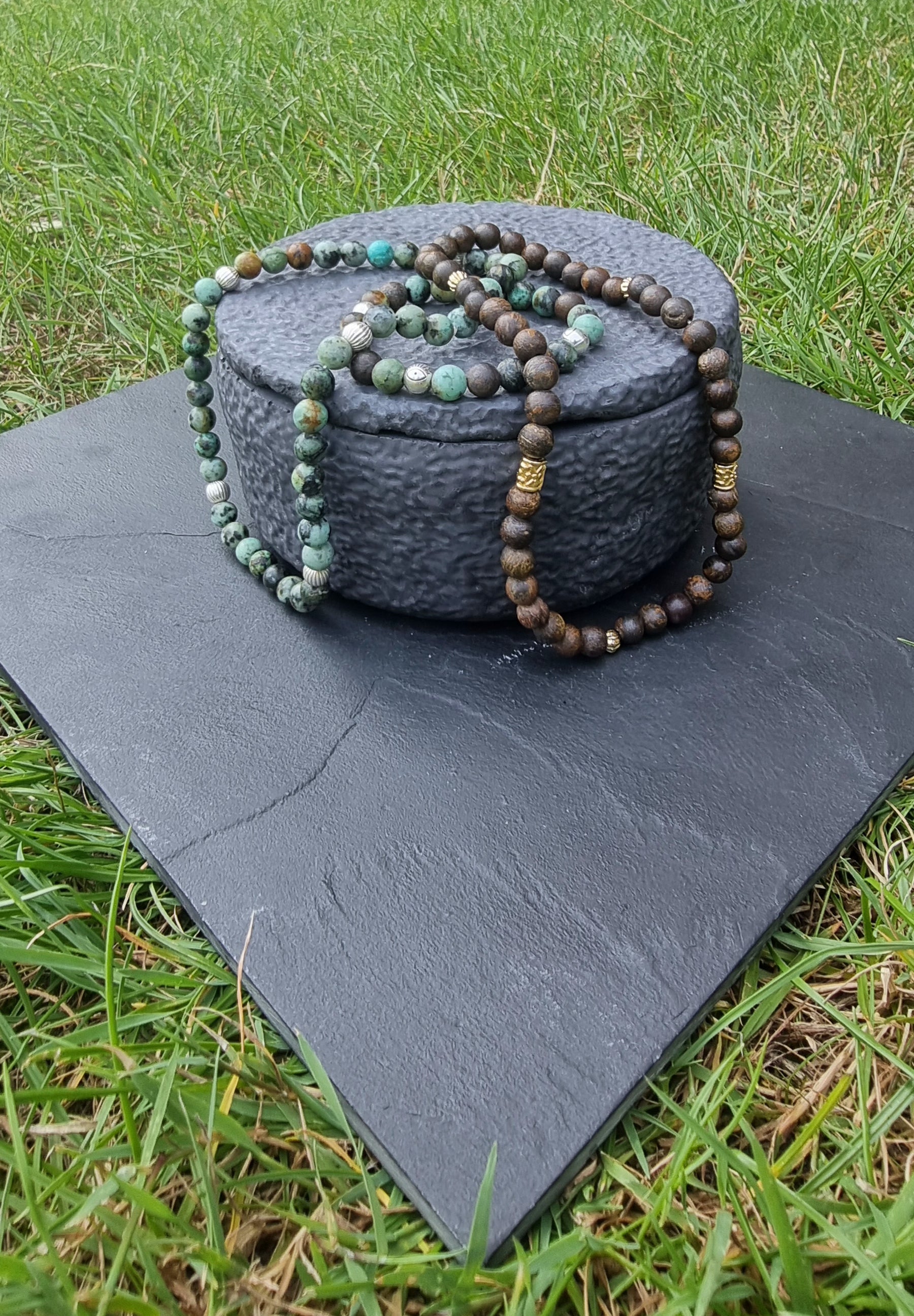 Bracelet Double Tour Perles Brun Gris Argent Ébène - Minimalisme Puissant https://www.b-tao.be/