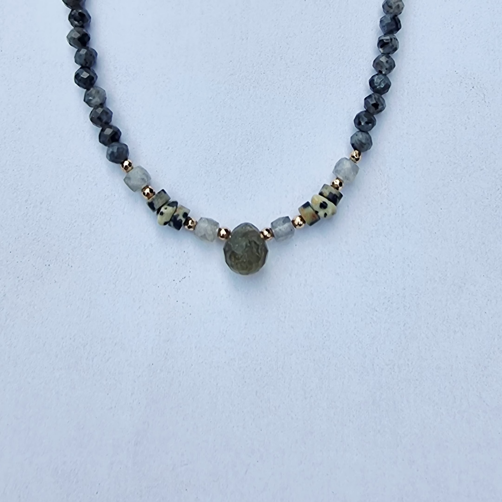 collier " Larmes de Pierre " https://www.b-tao.be/
