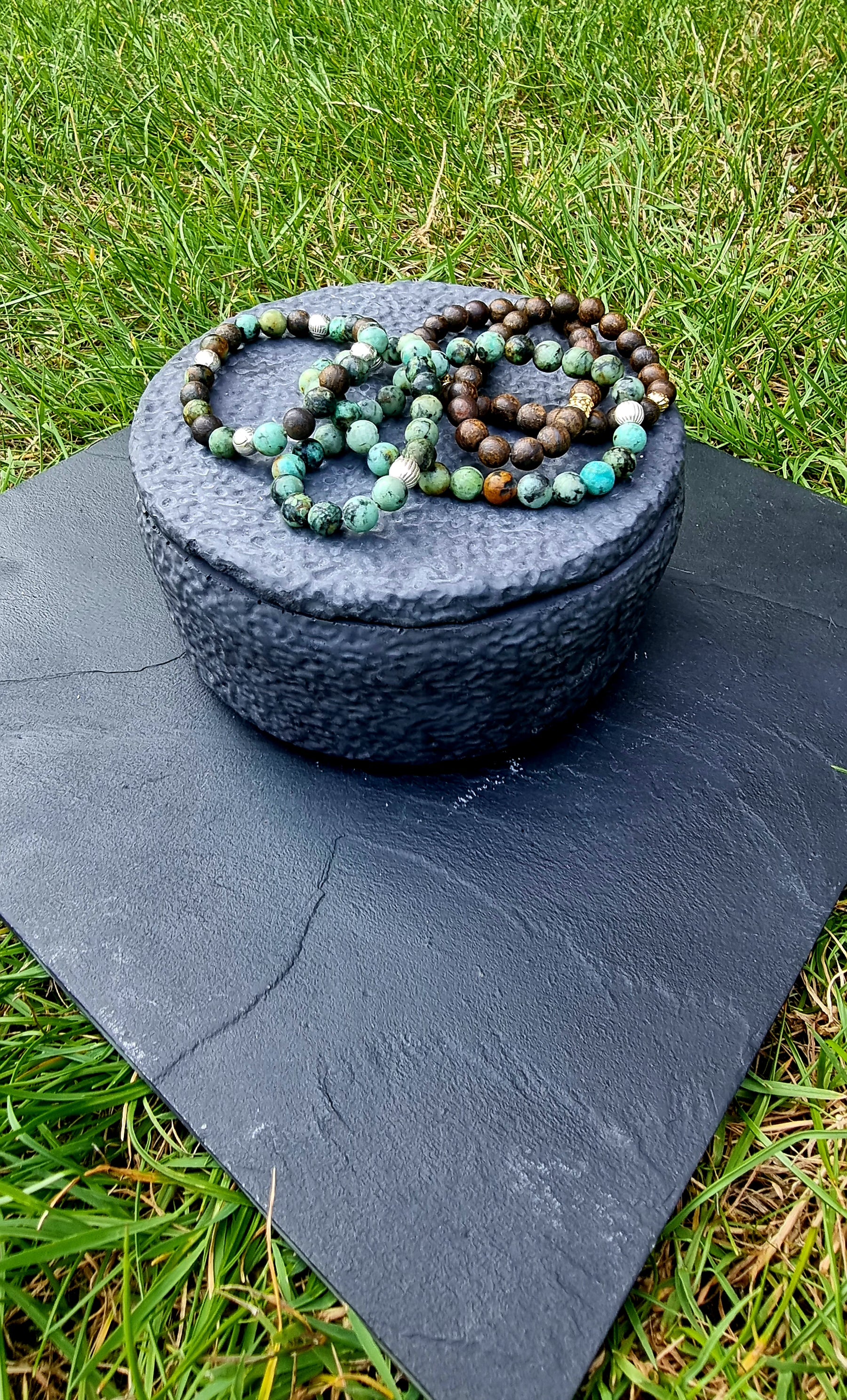 Bracelet Double Tour Perles Brun Gris Argent Ébène - Minimalisme Puissant https://www.b-tao.be/