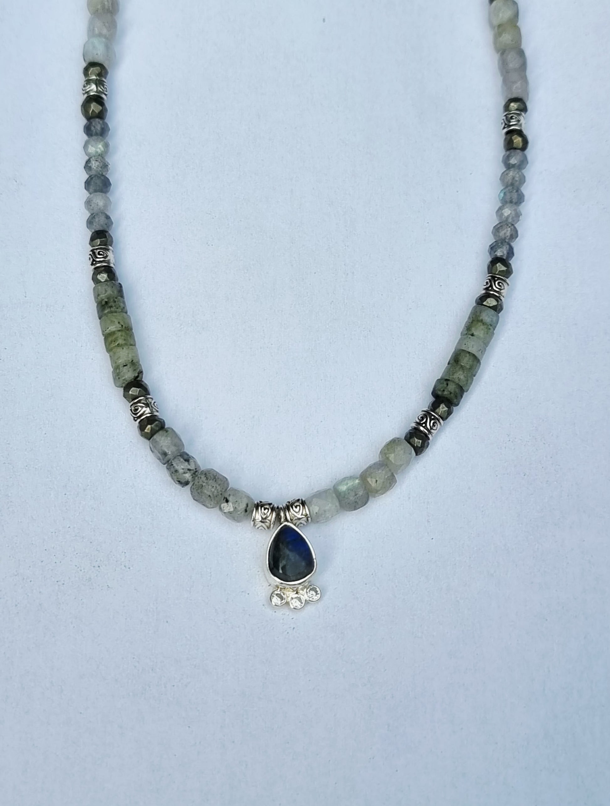 collier " https://www.b-tao.be/