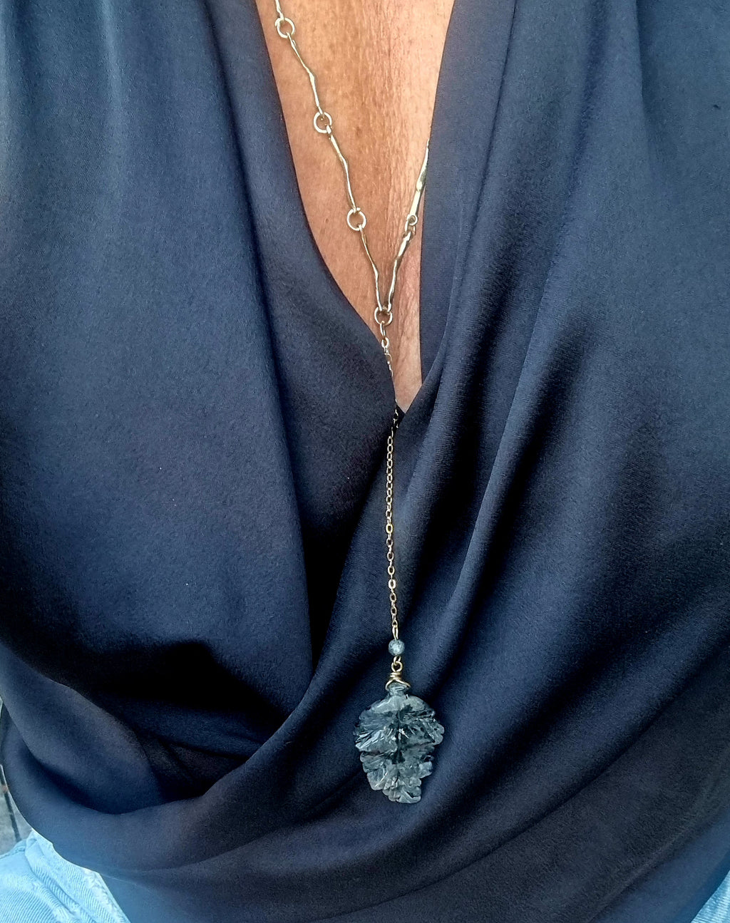 collier " Feuille de nuit " https://www.b-tao.be/