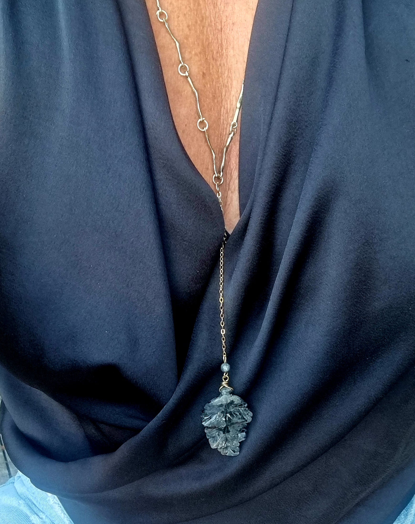 collier " Feuille de nuit " https://www.b-tao.be/