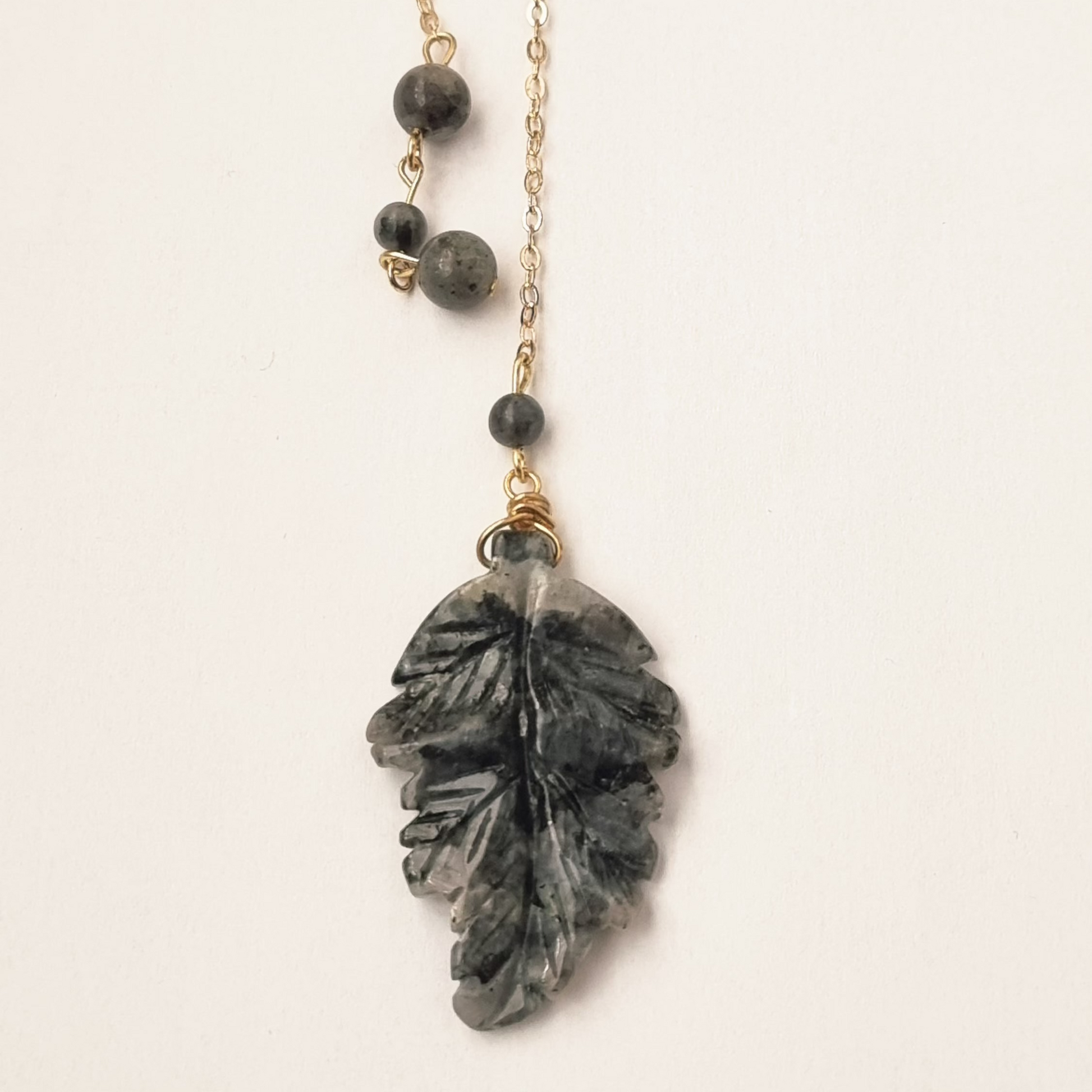 collier " Feuille de nuit " https://www.b-tao.be/