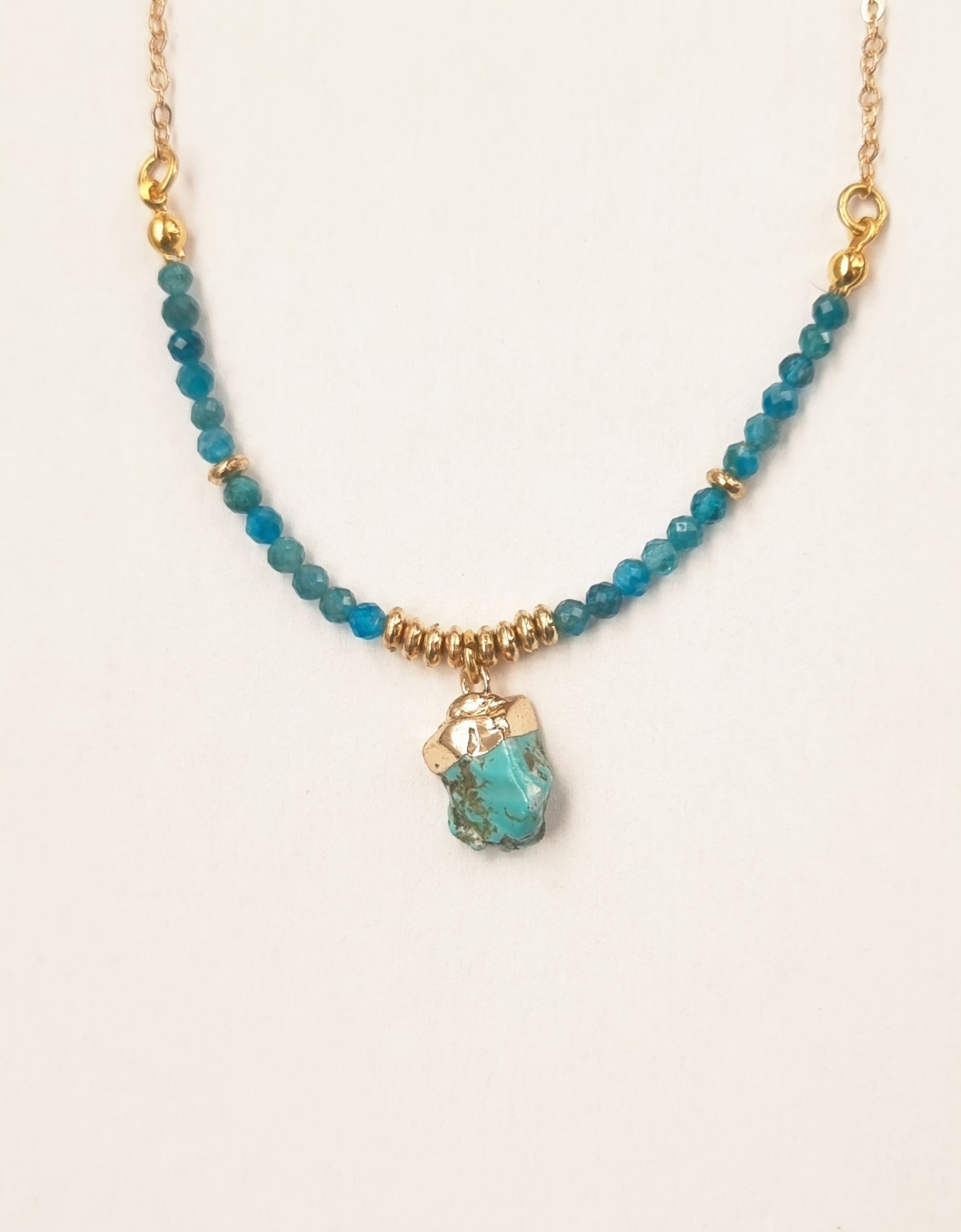 Collier Apatite Turquoise Brute - Pépite Précieuse Plaqué Or https://www.b-tao.be/