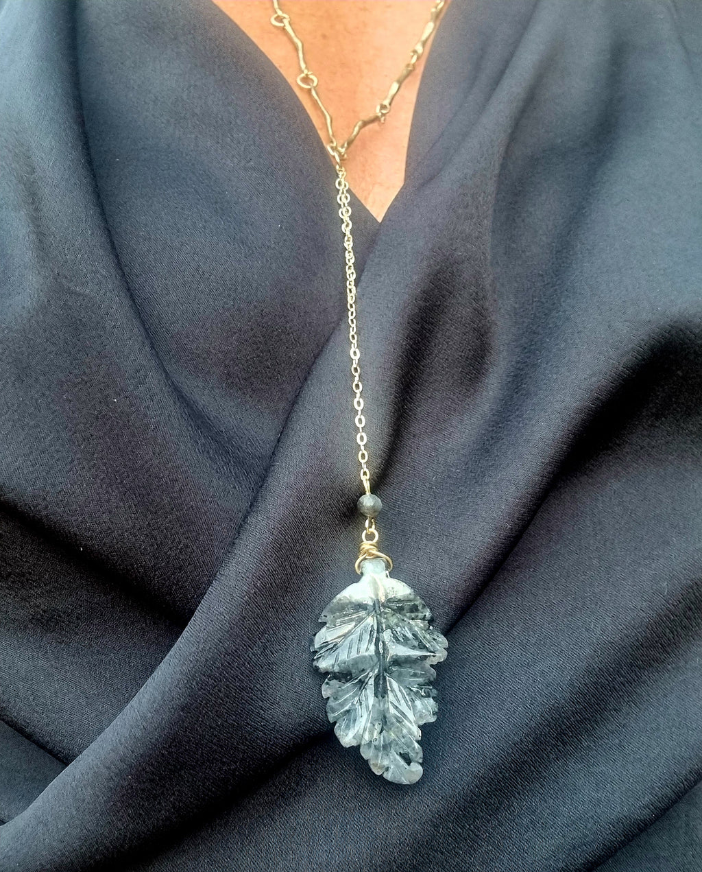 collier " Feuille de nuit " https://www.b-tao.be/