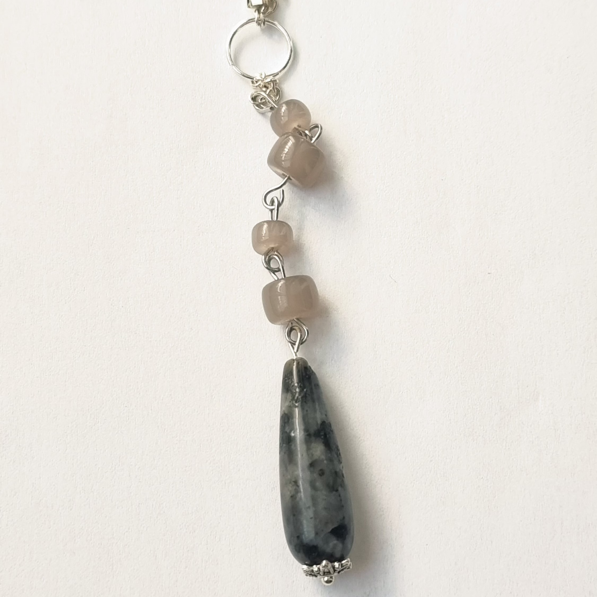 Sautoir Labradorite Moonstone Horizon Gris https://www.b-tao.be/