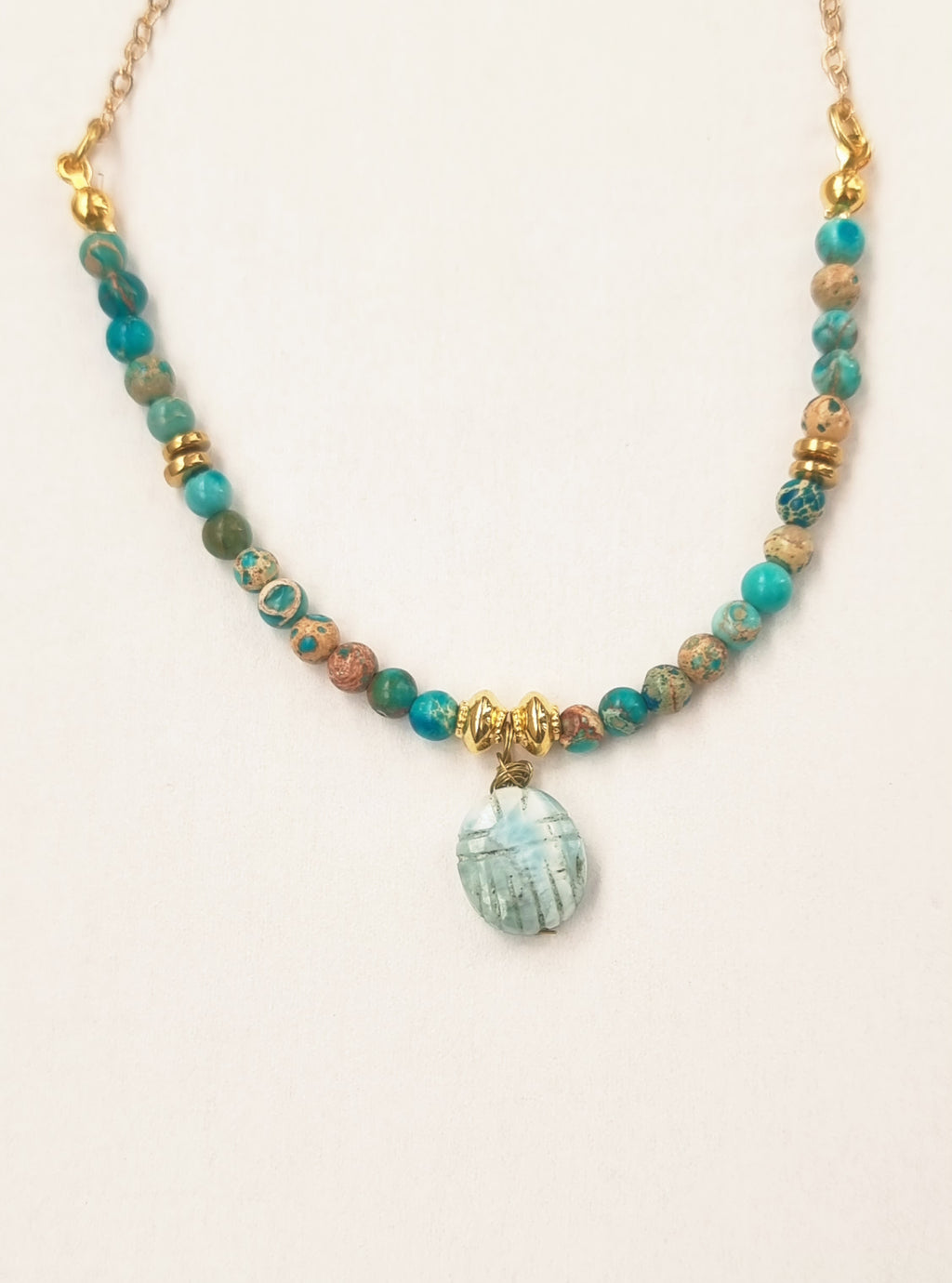 Collier Larimar Sculpté Scarabée Mia Scarabée - Jaspe Océanique https://www.b-tao.be/