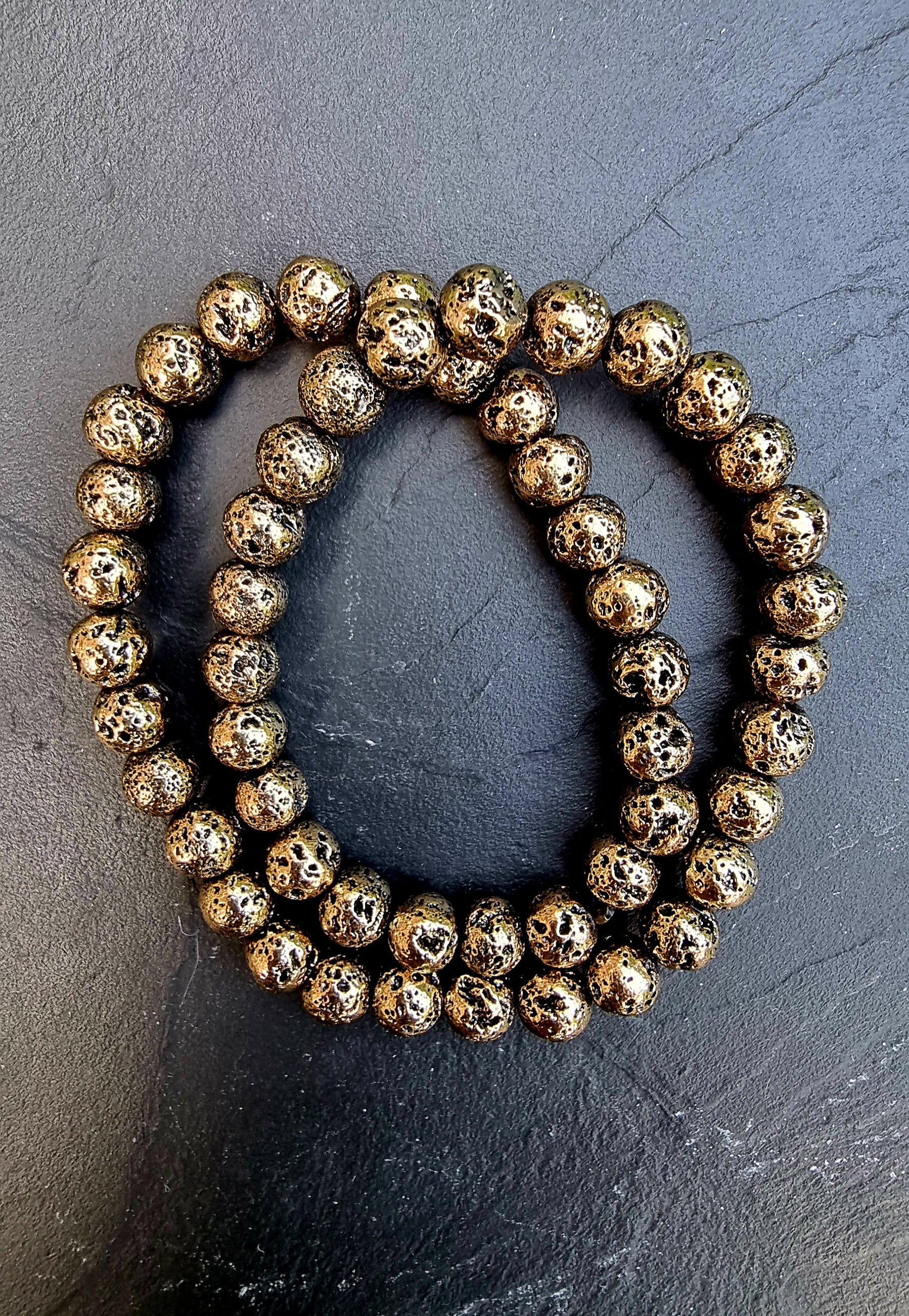 bracelet double tour pierres de lave dorées https://www.b-tao.be/
