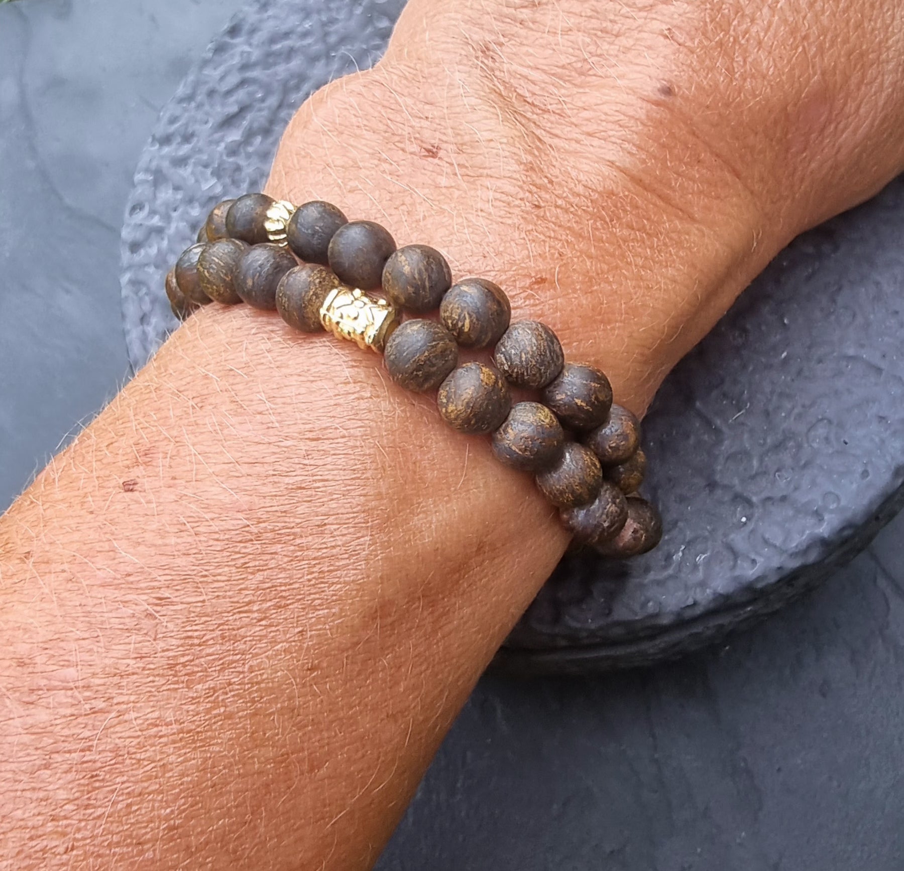 Bracelet Double Tour Perles Brun Gris Argent Ébène - Minimalisme Puissant https://www.b-tao.be/